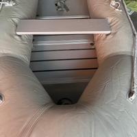 Gommone nautico con motore, remi e ruote