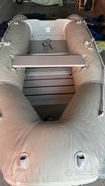 Gommone nautico con motore, remi e ruote