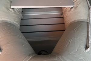 Gommone nautico con motore, remi e ruote