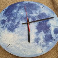 Orologio da parete con la superficie della luna