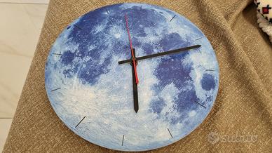 Orologio da parete con la superficie della luna