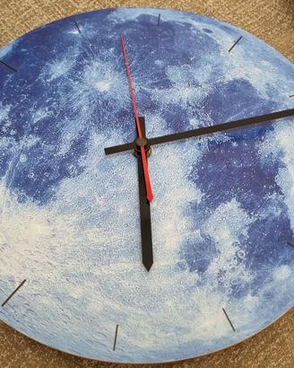 Orologio da parete con la superficie della luna