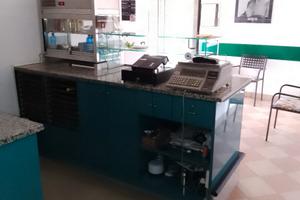 Negozio con pizzeria da asporto