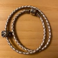 Bracciale di pelle bianco Pandora con charme