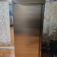 Freezer a colonna con ripiani