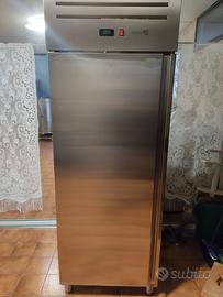 Freezer a colonna con ripiani