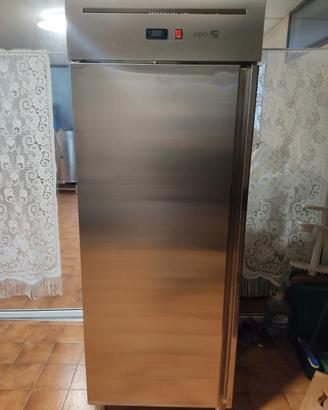 Freezer a colonna con ripiani