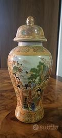 Vaso orientale con coperchio, porcellana decorata