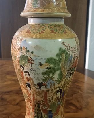 Vaso orientale con coperchio, porcellana decorata