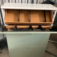 Scarpiera in legno verde e bianca