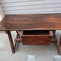 Tavolo antico stile capretta.