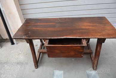Tavolo antico stile capretta.