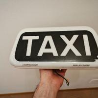 Insegna Taxi funzionante.