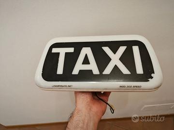 Insegna Taxi funzionante.