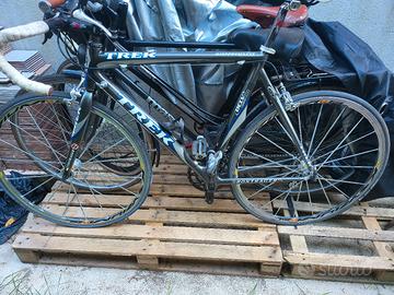 bici da corsa trek in carbonio