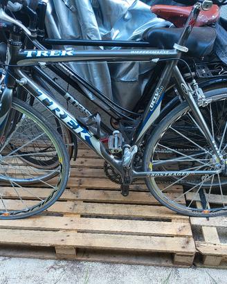 bici da corsa trek in carbonio