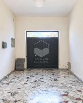 Intero stabile con garage
