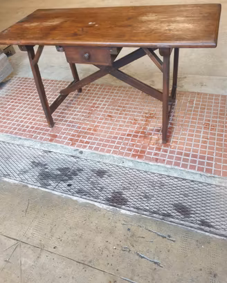Tavolo antico a capretta .