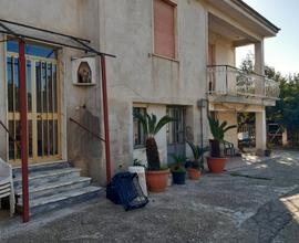 Villa indipendente con ampio cortile e terreno