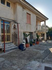 Villa indipendente con ampio cortile e terreno