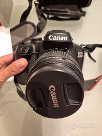 
macchina fotografica Canon  EOS 4000D e obiettivo