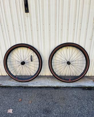 Ruote bici gravel con pneumatici
