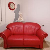 Divano rosso in pelle