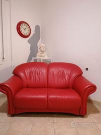 Divano rosso in pelle