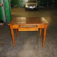 Tavolo in legno antico con cassetto