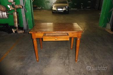 Tavolo in legno antico con cassetto