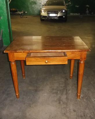 Tavolo in legno antico con cassetto