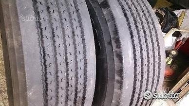 Coppia di pneumatici usati 385 65 22,5 bf go0drich