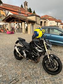 Suzuki gsr 750