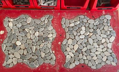 Ciottoli di fiume, piastrelle grigio chiaro.