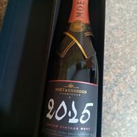 Champagne Moet e Chandon Grand Vintage rosé 2015.