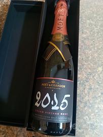Champagne Moet e Chandon Grand Vintage rosé 2015.