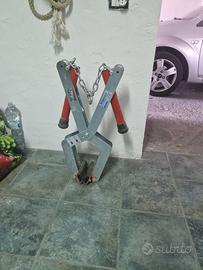 Pinza per cordoli