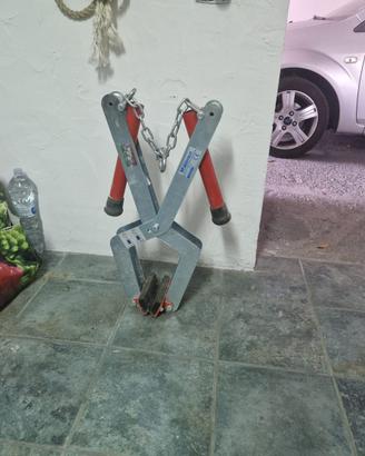 Pinza per cordoli