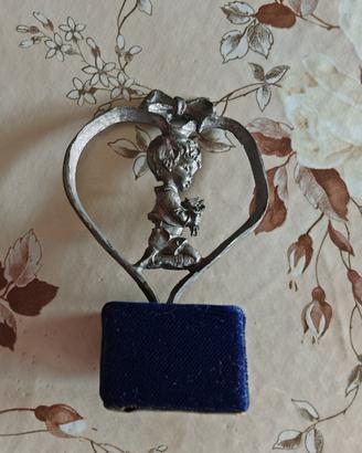 Soprammobile vintage in peltro forma cuore