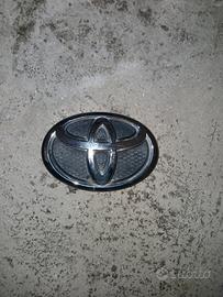 logo toyota yaris