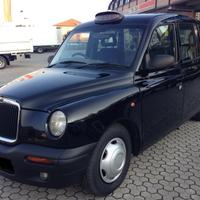 Taxi inglese, london taxi appena restaurato entra
