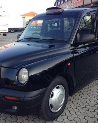 Taxi inglese, london taxi appena restaurato entra