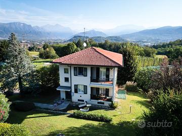 Barzago: Casa singola bifamiliare con giardino, tr
