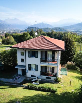 Barzago: Casa singola bifamiliare con giardino, tr