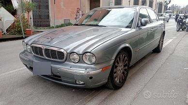 Auto Jaguar XJ 8