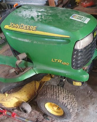 Trattore tagliaerba john deere