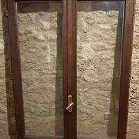 Finestra in legno con doppio vetro e telaio
