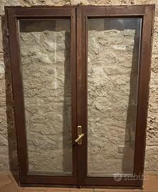 Finestra in legno con doppio vetro e telaio