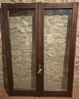 Finestra in legno con doppio vetro e telaio