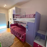Cameretta con letto a castello e armadio